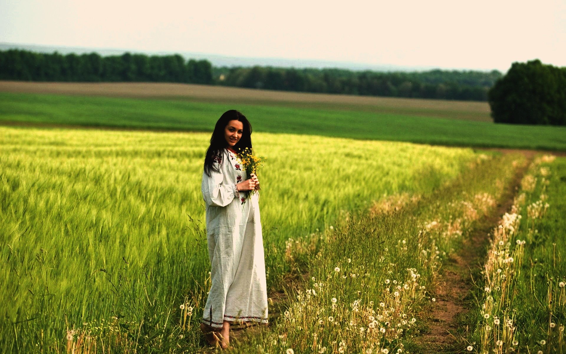 Women in Slavic costumes in Kharkov