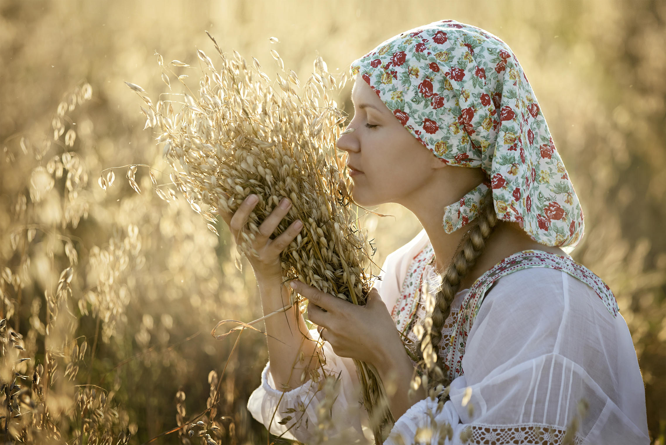 Photo Women in Slavic costumes in Kharkov