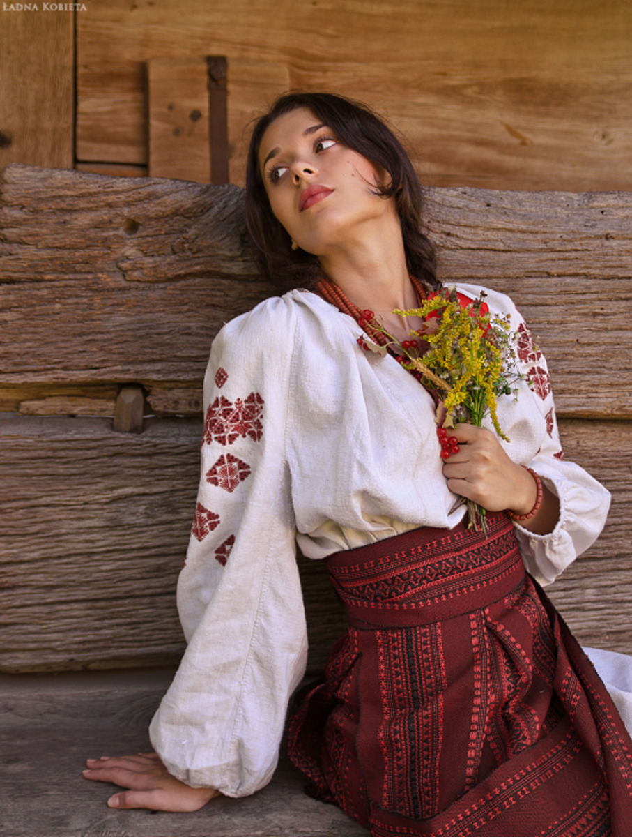 Girls in Slavic costumes in Kharkov
