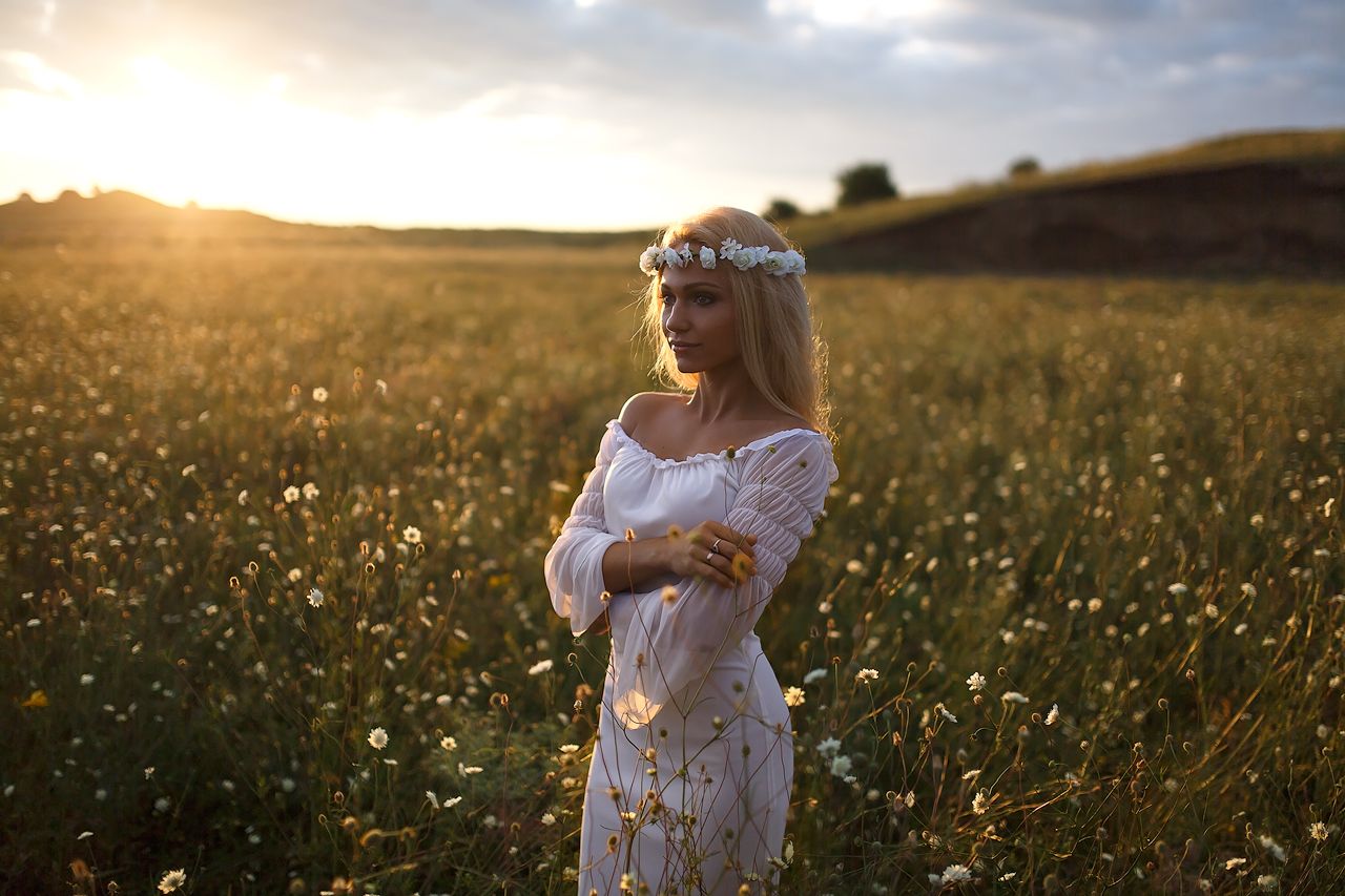 Girls in Slavic costumes in Kharkov