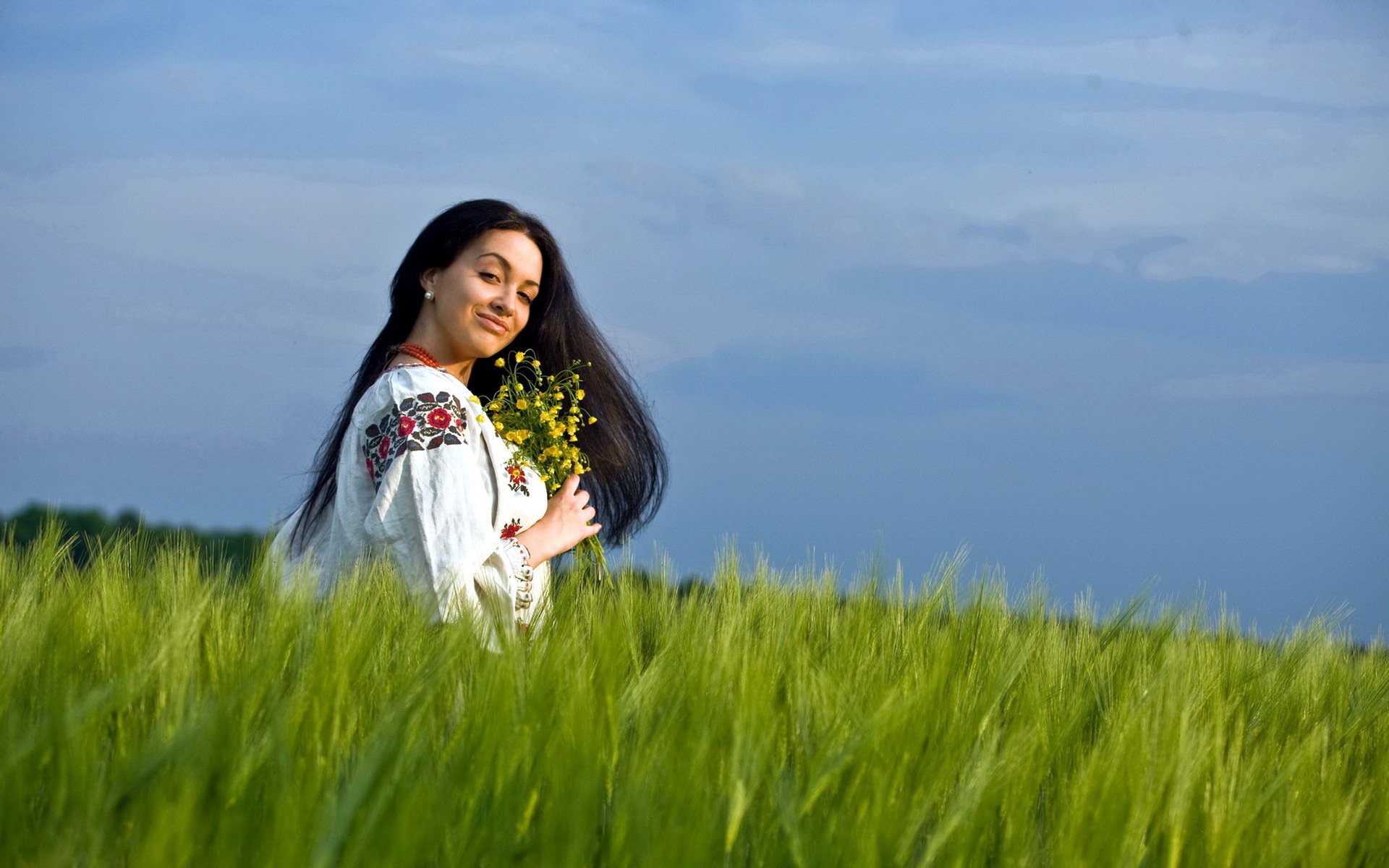 Girls in Slavic costumes in Kharkov