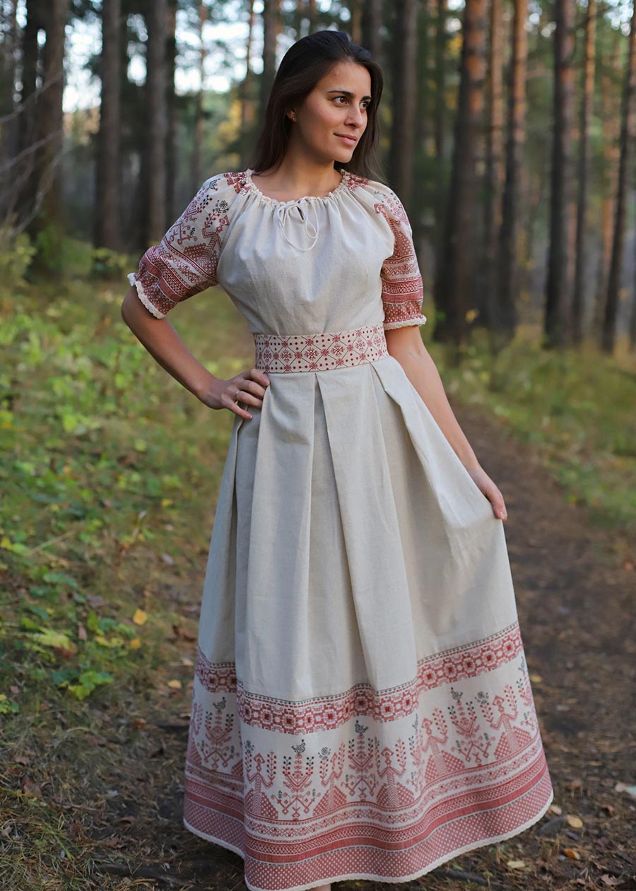 Girls in Slavic costumes in Kharkov