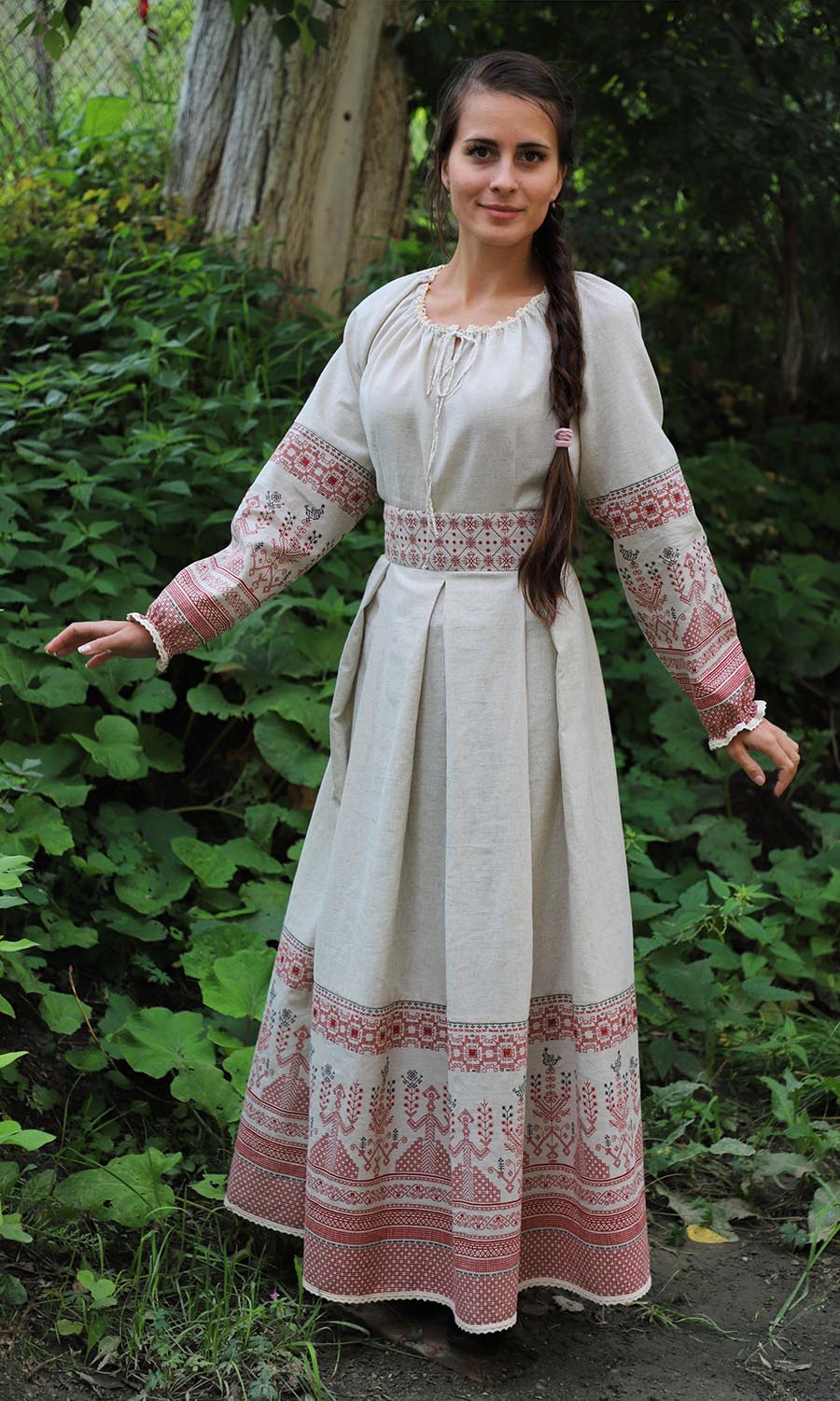 Girls in Slavic costumes in Kharkov