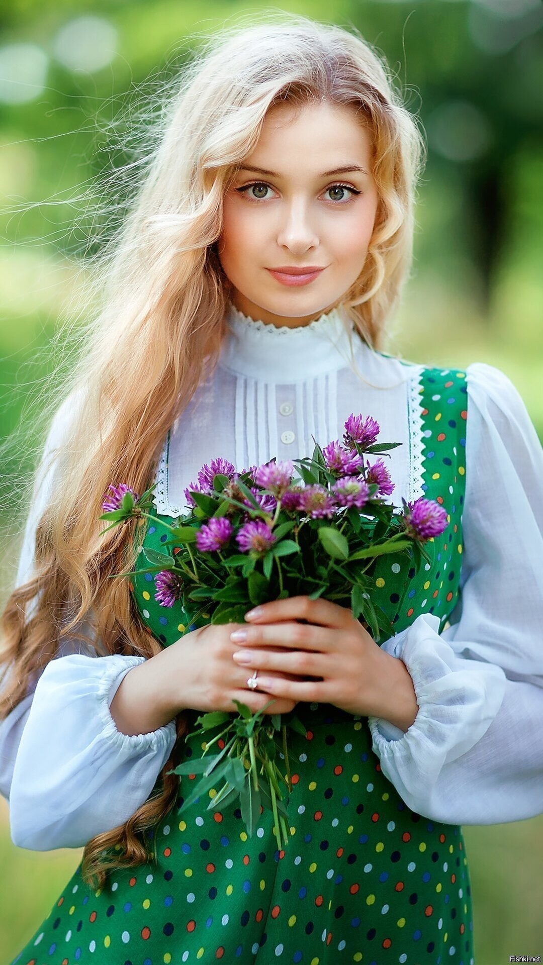 Girls in Slavic costumes in Kharkov