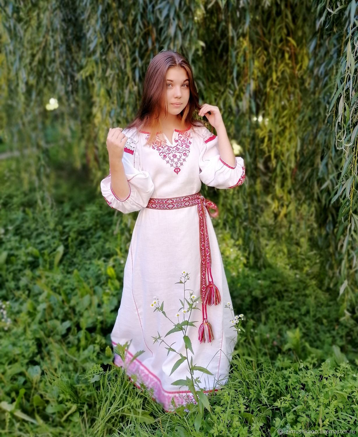 Girl Girls in Slavic costumes in Kharkov
